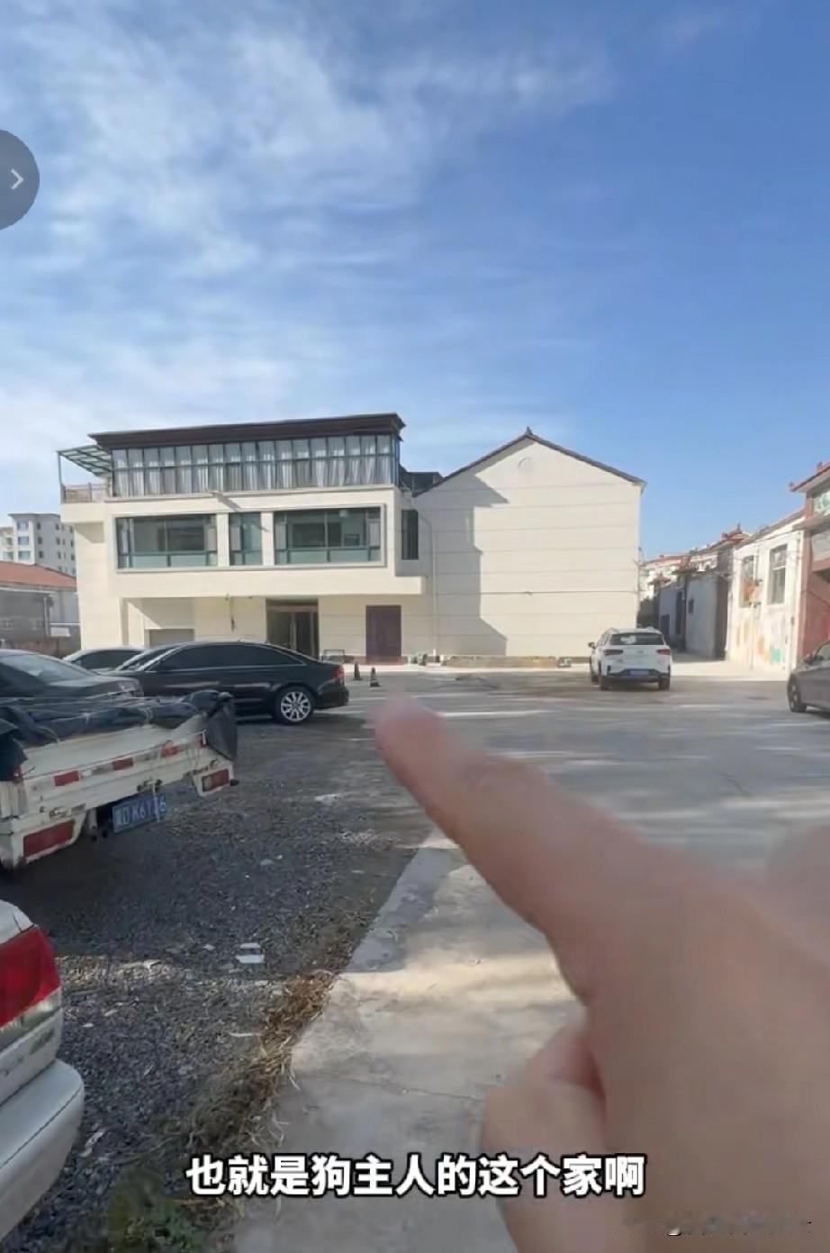 郭某刚家的房子盖的好气派，上下有三层，装修的也好，在农村和其他房子显得格格不入。