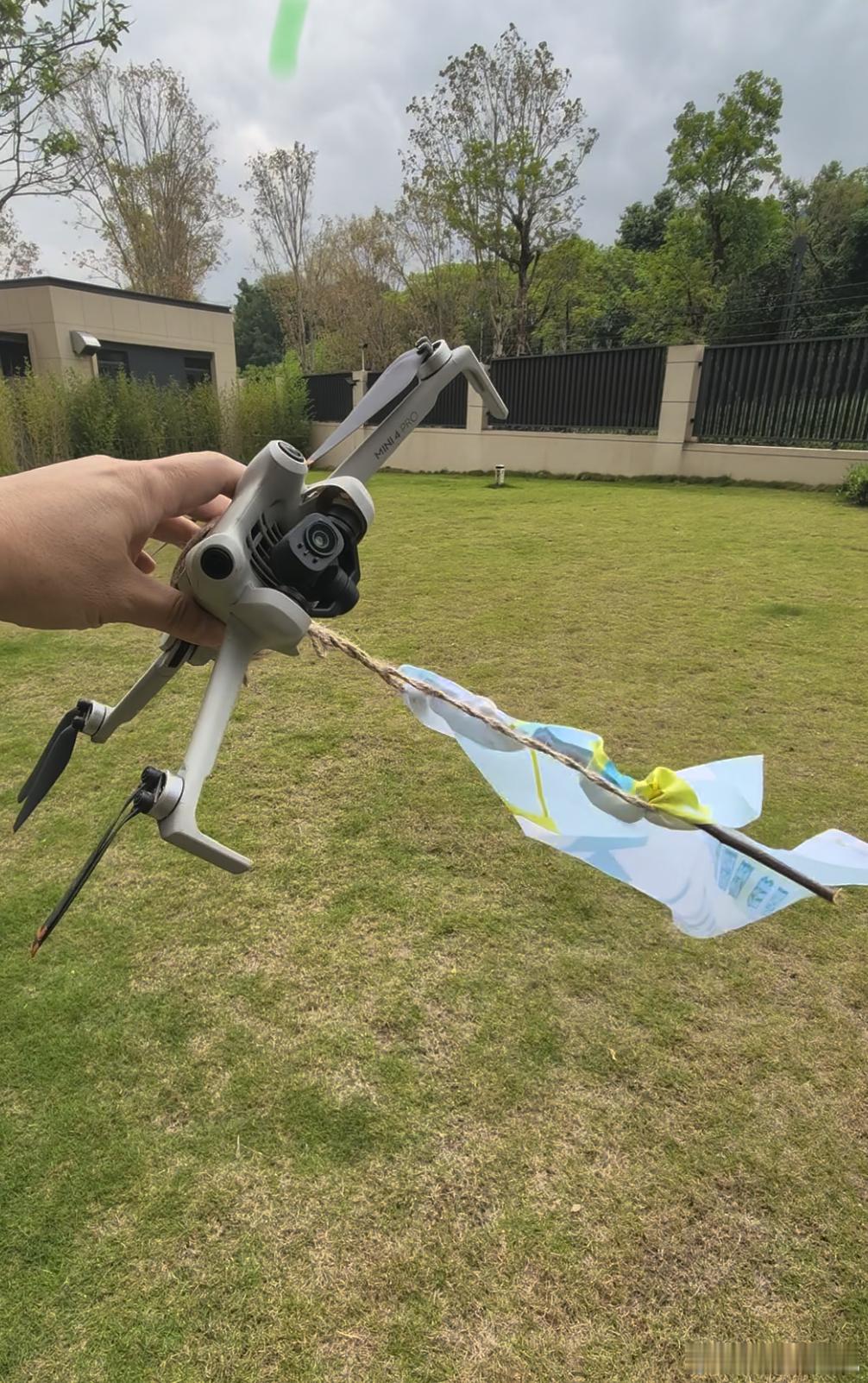 一上午无人机炸机了我儿子他们幼儿园有个活动老师想用无人机把横幅吊起来让我试试可行