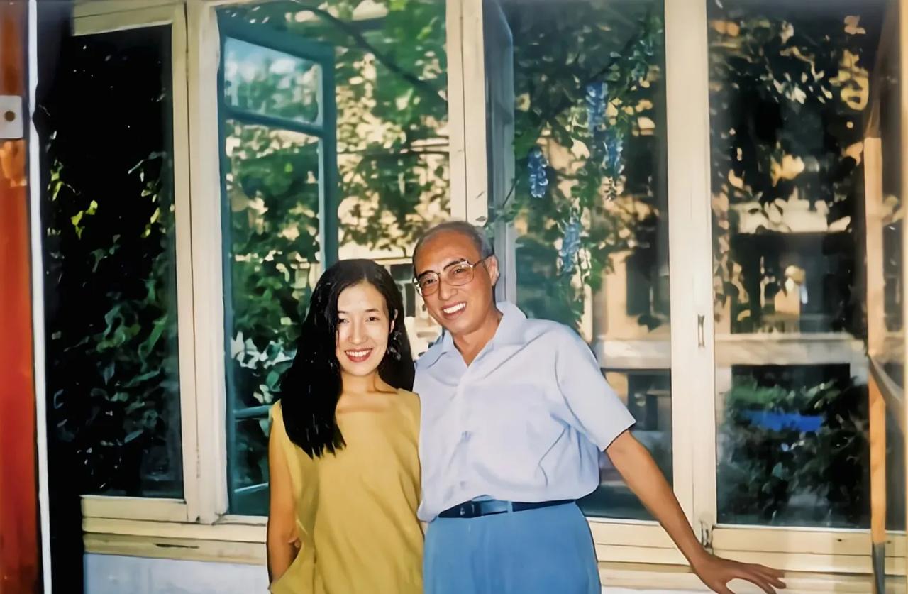 1986年，65岁的火箭专家杨南生娶了29岁的张严平。

登记那天，民政局的工作