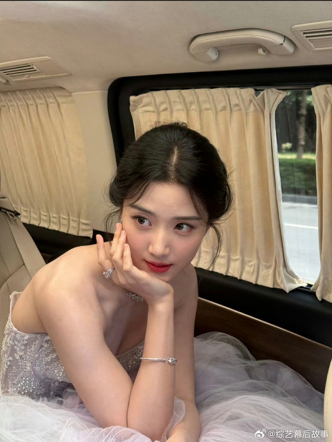 卢昱晓妈妈降临 卢昱晓把半扎发的慵懒和裸色裙的温婉捏得刚好，站在镜头前，眼神里带