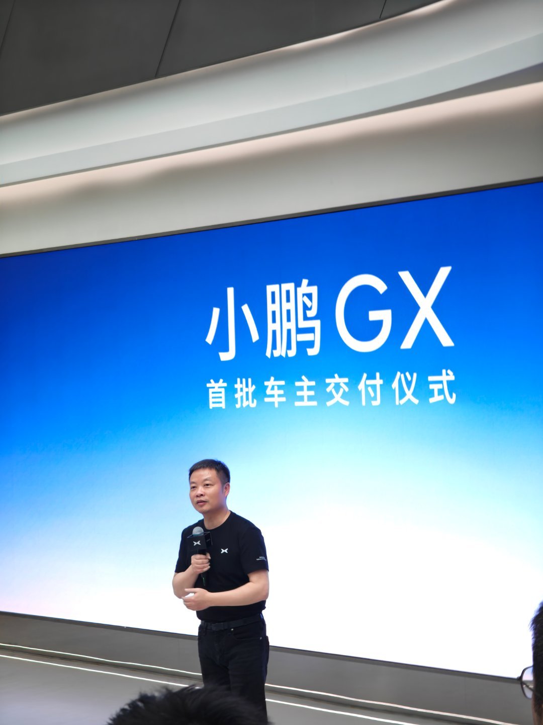 今天过来小鹏GX的首批车主交付你看大师兄迎面走来嘴角难压他首先表示很感谢选择了小