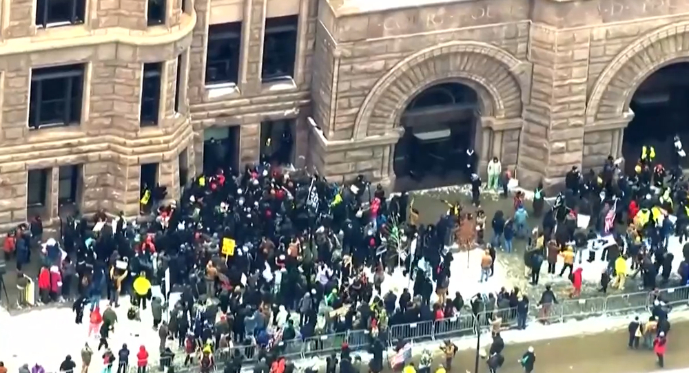 因移民执法人员枪杀美国公民事件，明尼苏达州多地爆发持续抗议。路透社报道，五角大楼