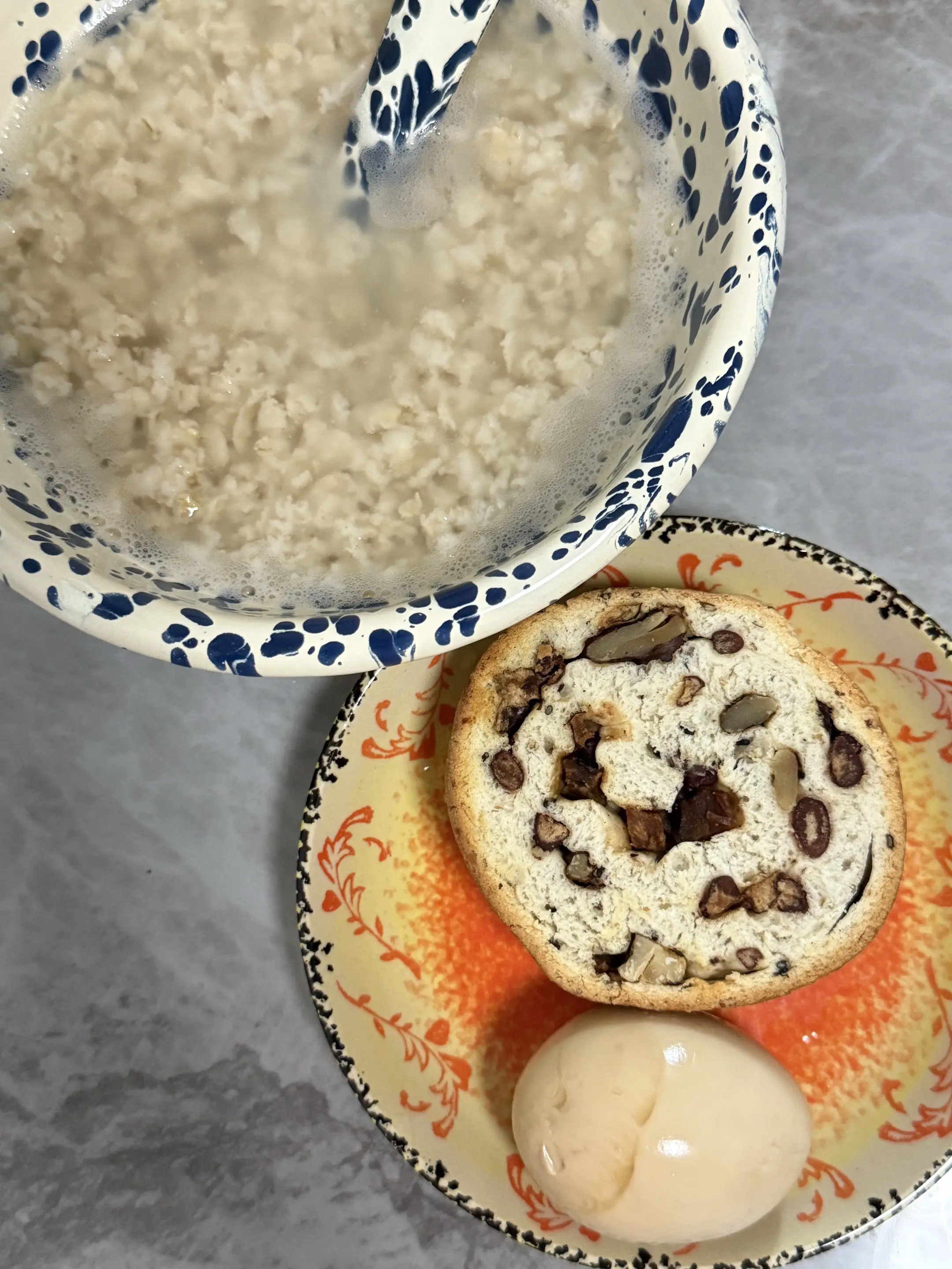 今日早饭：燕麦片➕全麦车轮面包➕鸡蛋
