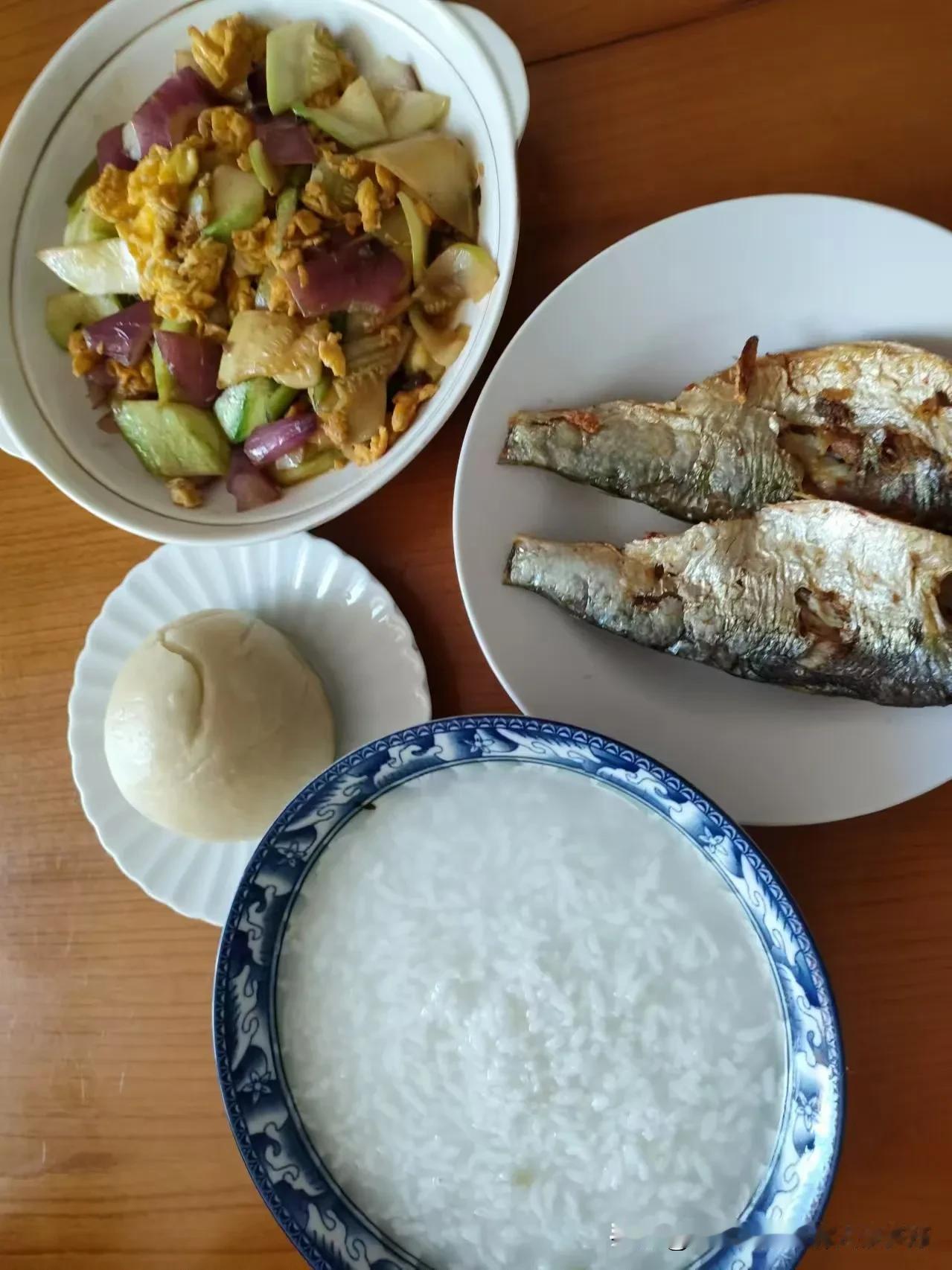 养胃第14天: 养胃两周了，坚持健康饮食，不吃任何生冷的东西，只吃半饱，也就是每