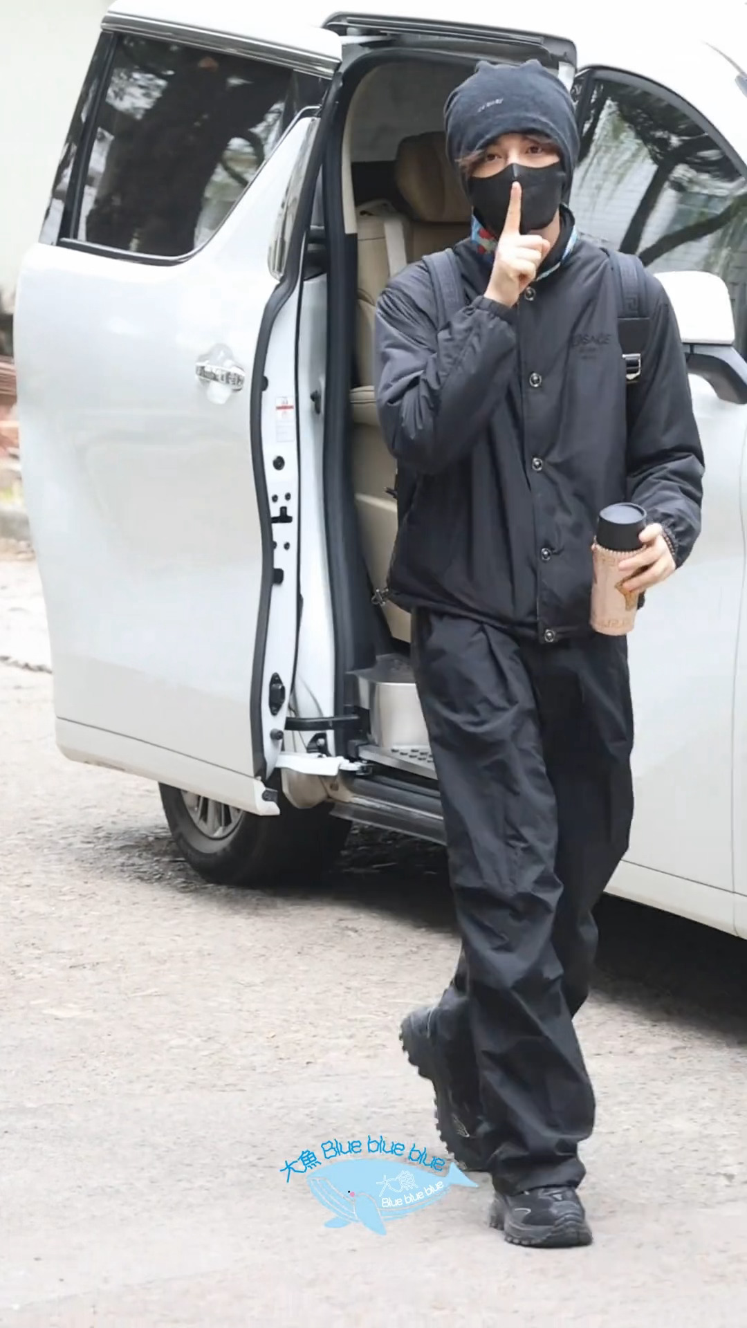 来看看丁禹兮司宫令上班路透，这短短的一条路已经成为了丁禹兮的T台！又帅又潮丁禹兮