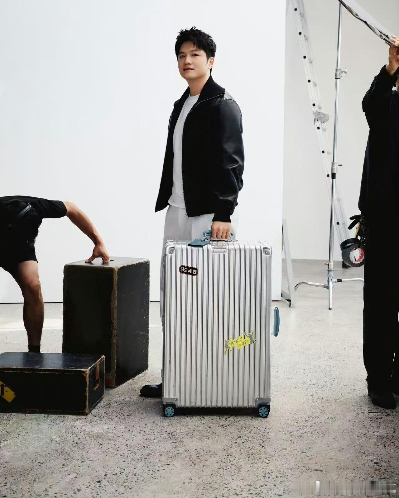 RIMOWA镜头下的周杰伦樊振东 跨次元梦幻联动被完整定格，乐坛天王对阵乒乓名将