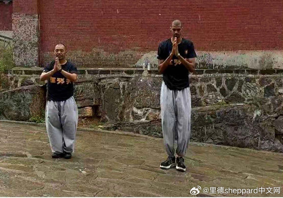 ESPN长文揭秘文班在少林寺的特殊训练“在文班前往中国少林寺期间，一位少林僧人要