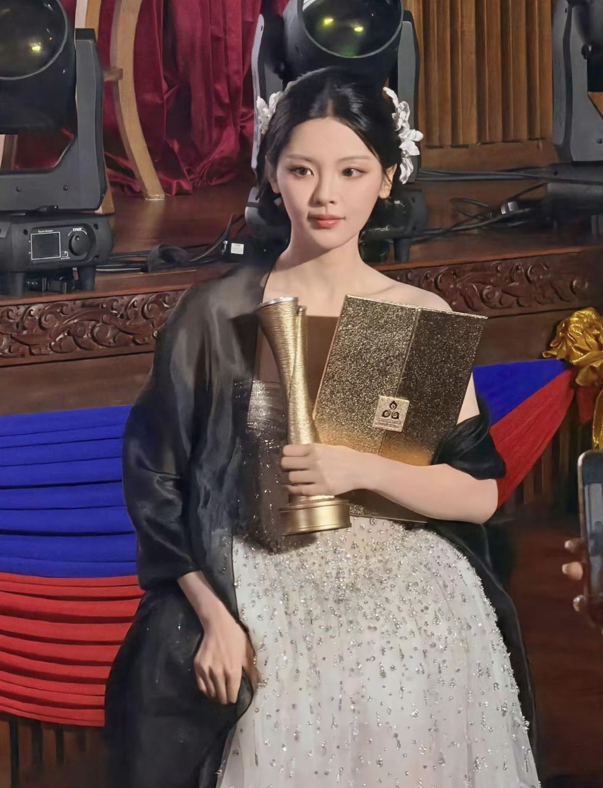 杨超越盘发搭配白色花朵发饰，温婉又大气[赞]手握奖杯，是努力换来的熠熠生辉[给力