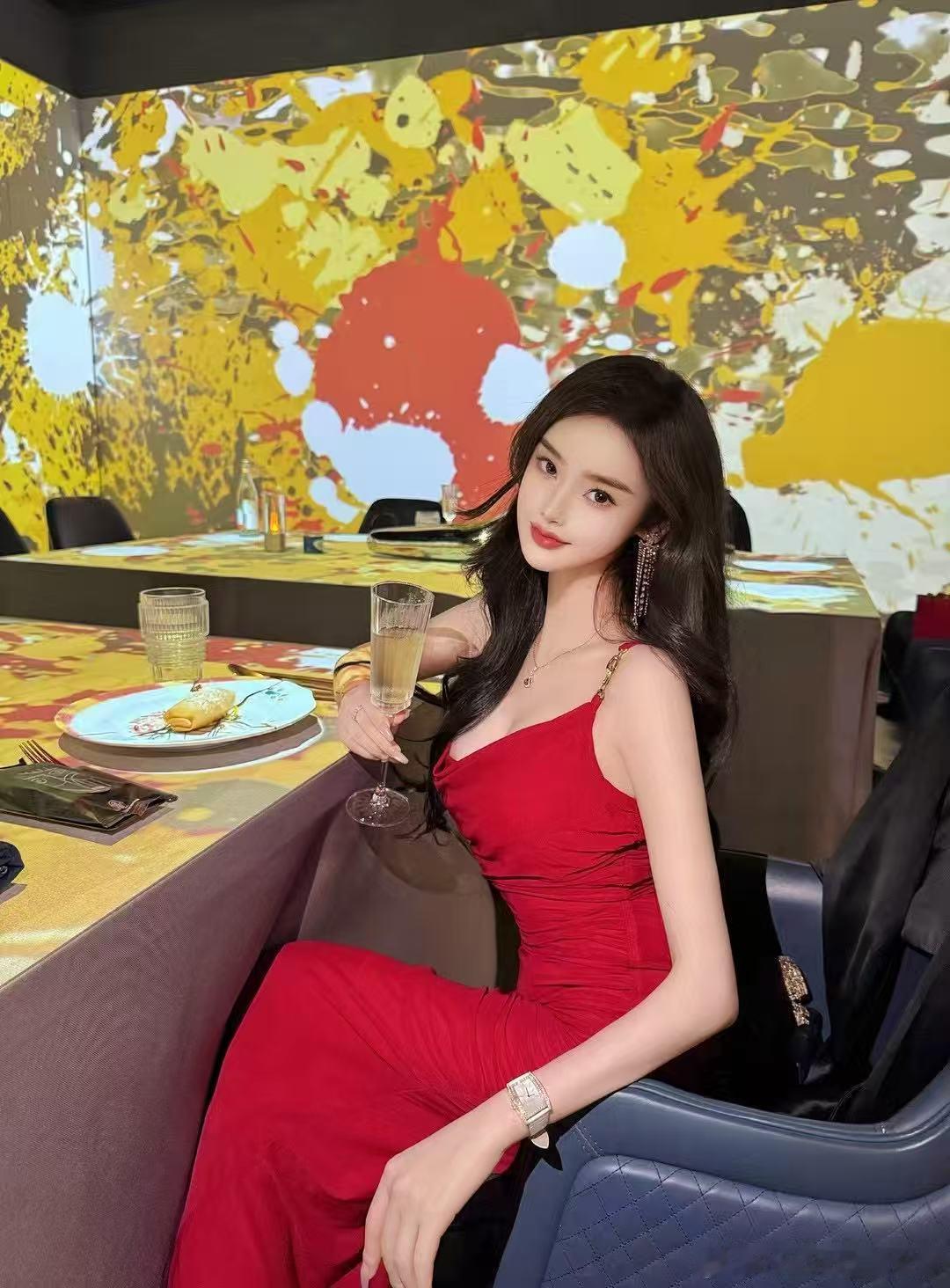 PinkHot_戴安娜[超话] 当太阳升起时就把昨天忘记 🥂颜值美女自拍 ​​