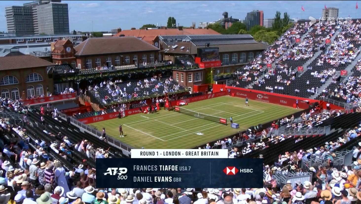 ATP女王杯继续承接WTA女王杯打完之后的场地，底线位置已经光秃秃了，直接开启温