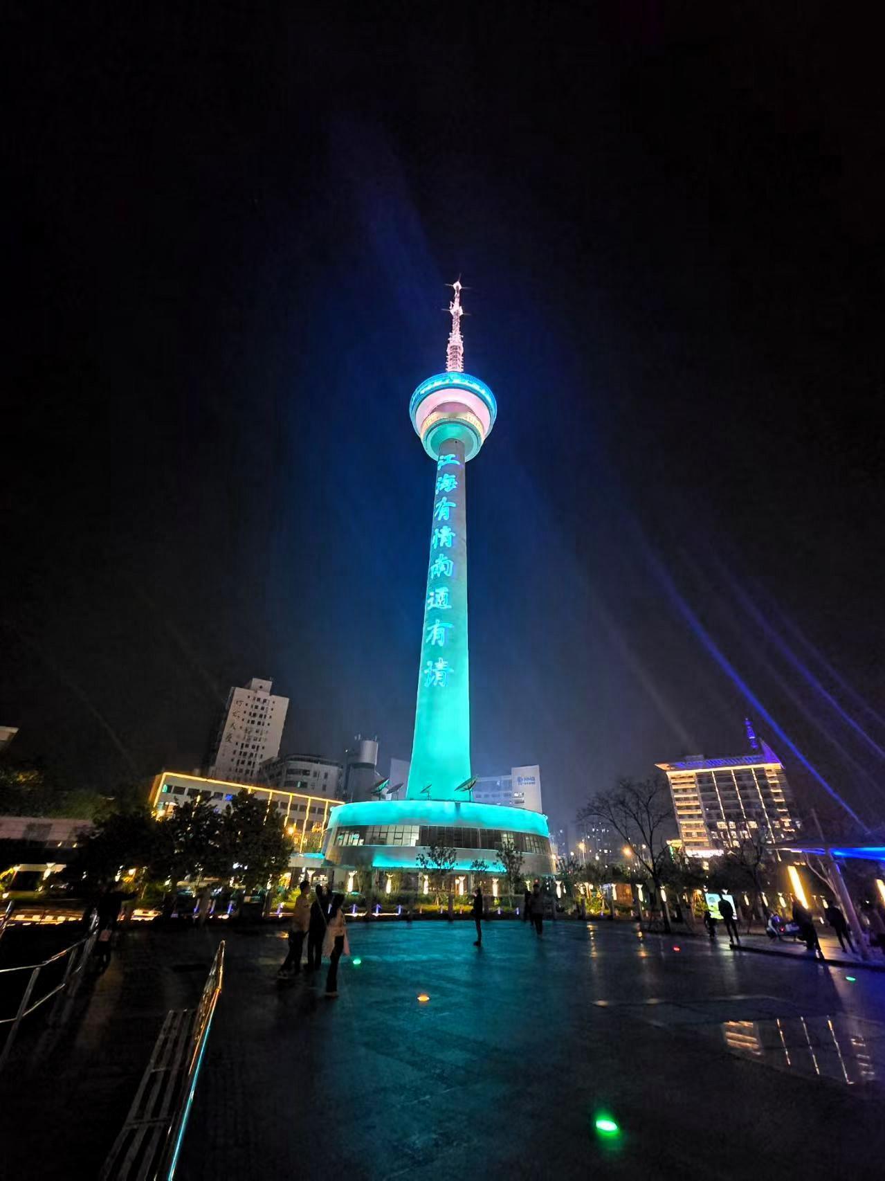 我居然被灯光里的字戳中了心——江海有情，南通有请。
原来城市也在用自己的方式温柔