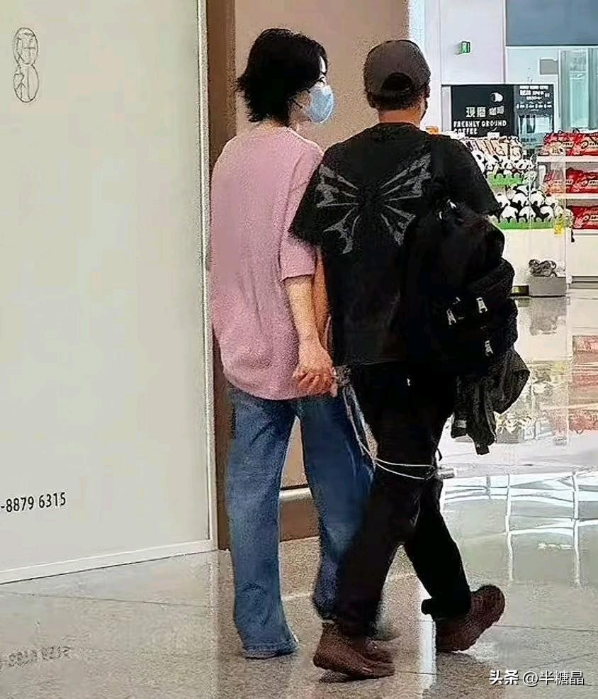 不要质疑菲姐穿什么？因为我们的菲现在的穿着就是怎么舒适怎么来 因为年轻时候该穿的