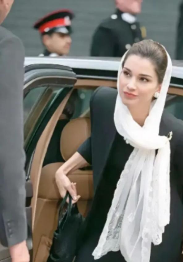 2003年，约旦王后拉尼亚参加慈善晚宴，下车时绝美瞬间被记者捕捉到，你可知道，这