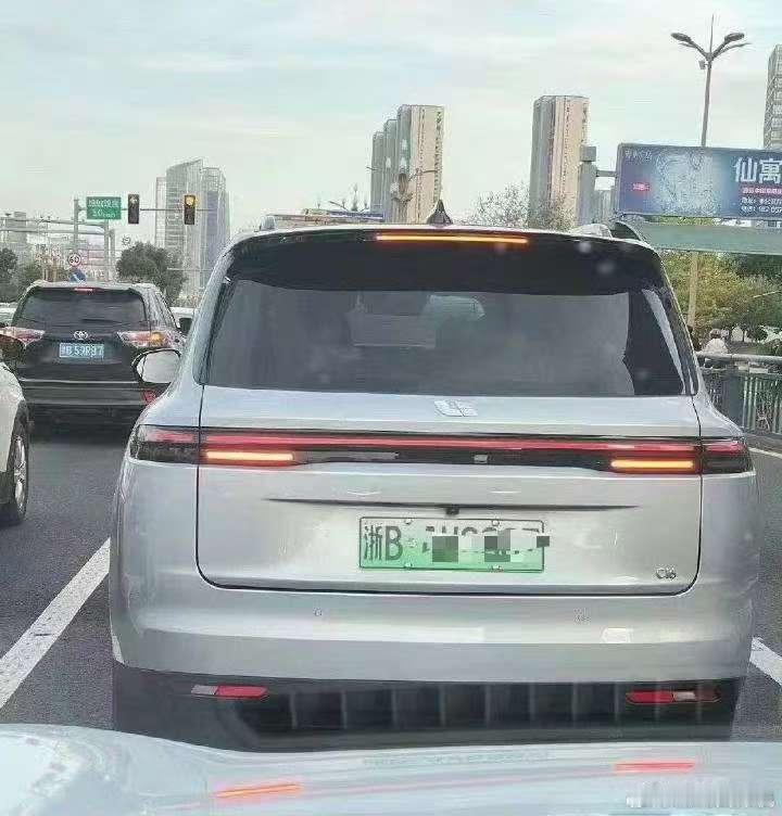 车标都换了，右下角的车型也应该换下[哈哈] 