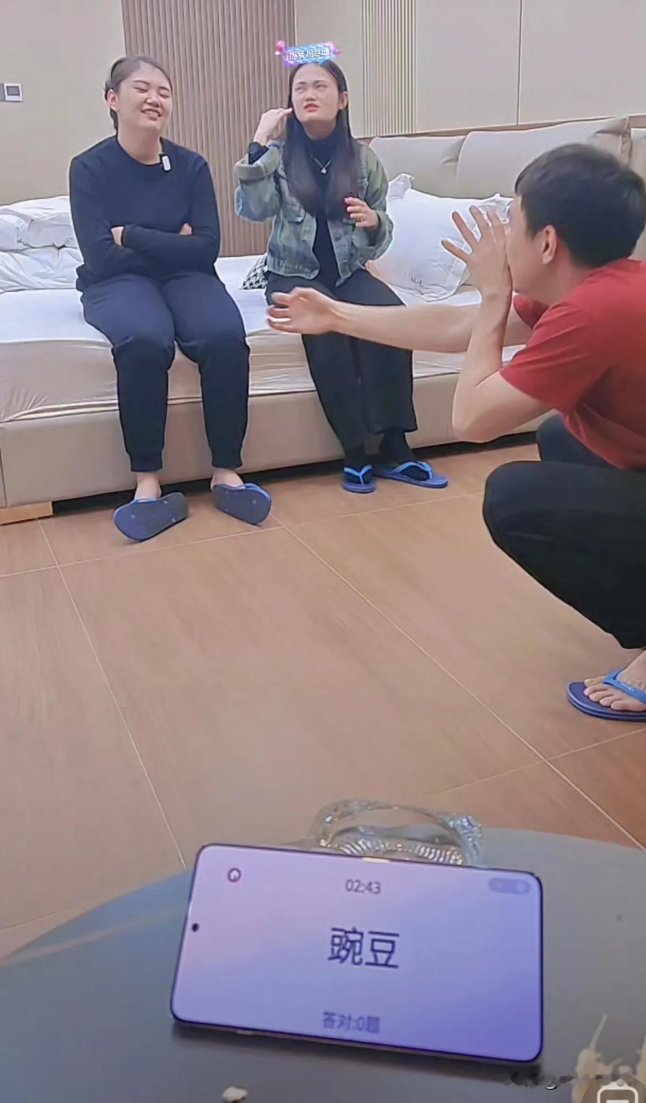 肥娟也是人才啊，周末不开门了，2人出去叫鬼混，三人出去叫团建，呵呵！因为人家大小