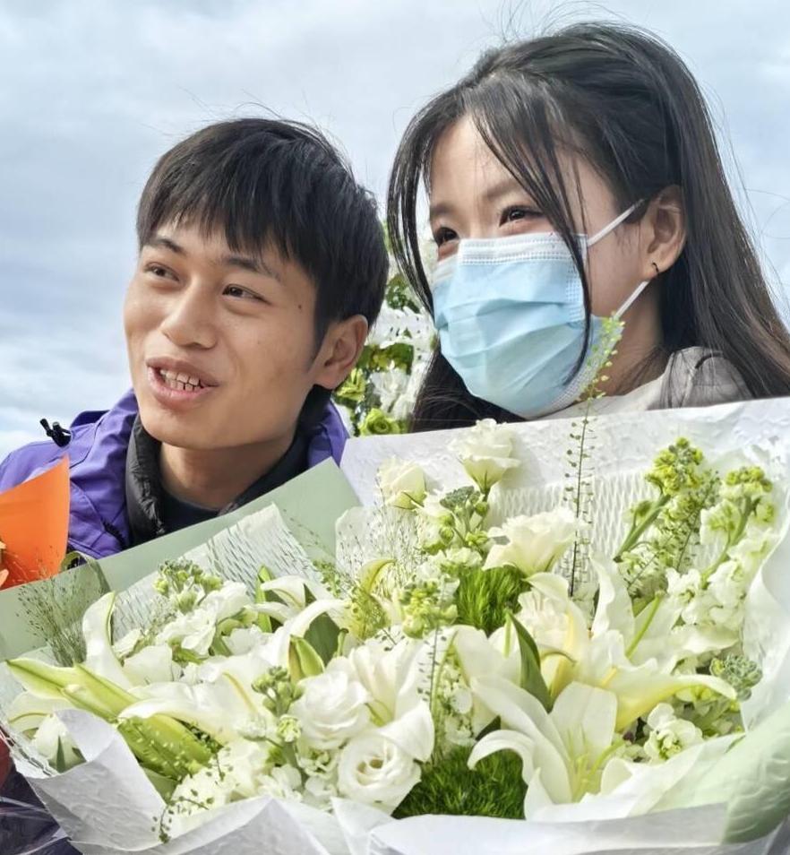 荒野求生选手林北在七星山向女友告白，硬核浪漫戳中不少人。荒野的艰苦环境里，这份带