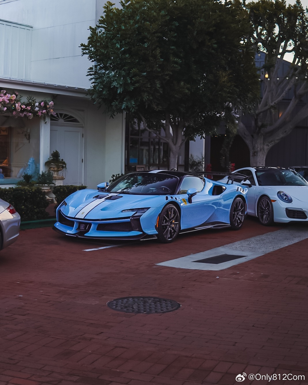 外观配色为Azzurro La Plata，搭配Bianco Cervino赛车