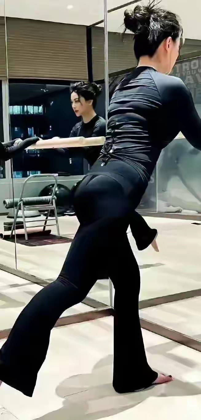 就算朱珠那么好的身材，穿瑜伽服也能被勒的肉一道一道的 