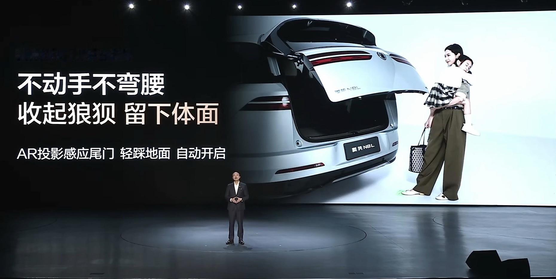 腾势n8l大六座安全豪华suv 腾势N8L的AR投影感应车门，这个功能是真无敌，