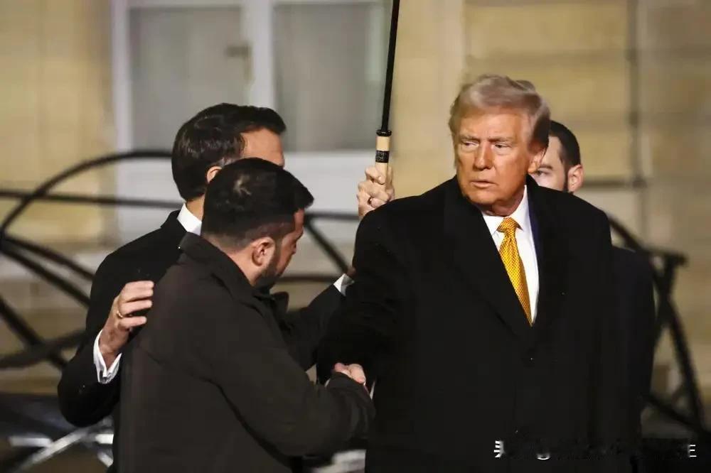 ♦ 《纽约邮报》泽连斯基因其在巴黎圣母院开幕式上的外观,引用一个X用户的评论: