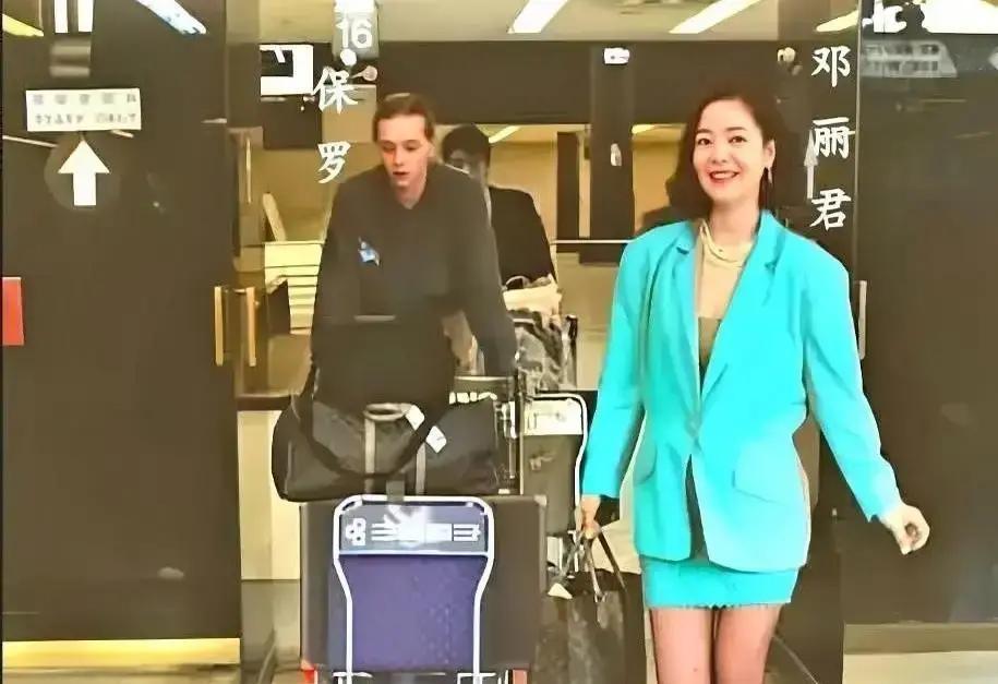 37岁的邓丽君在巴黎街头遇见了23岁的穷摄影师保罗。邓丽君花了200万港币，买下