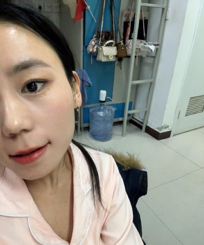 贴睫毛真的会瞬间放大双眼！谁说值班不睡觉只能发呆？明明能干超多事，比如那盒买了很