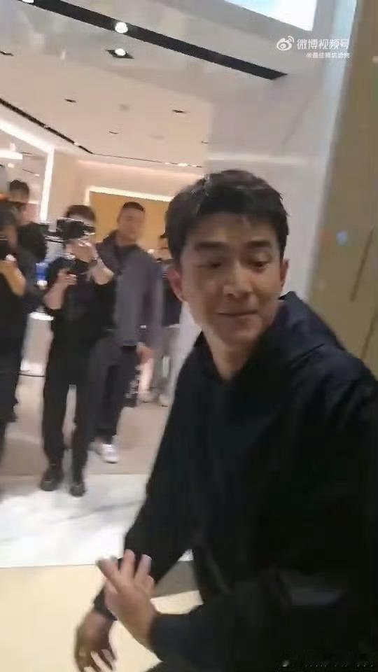林更新握手宠溺杀 ！掌心相触的瞬间，温柔满溢，这宠溺氛围直接拉满，谁看了不心动~