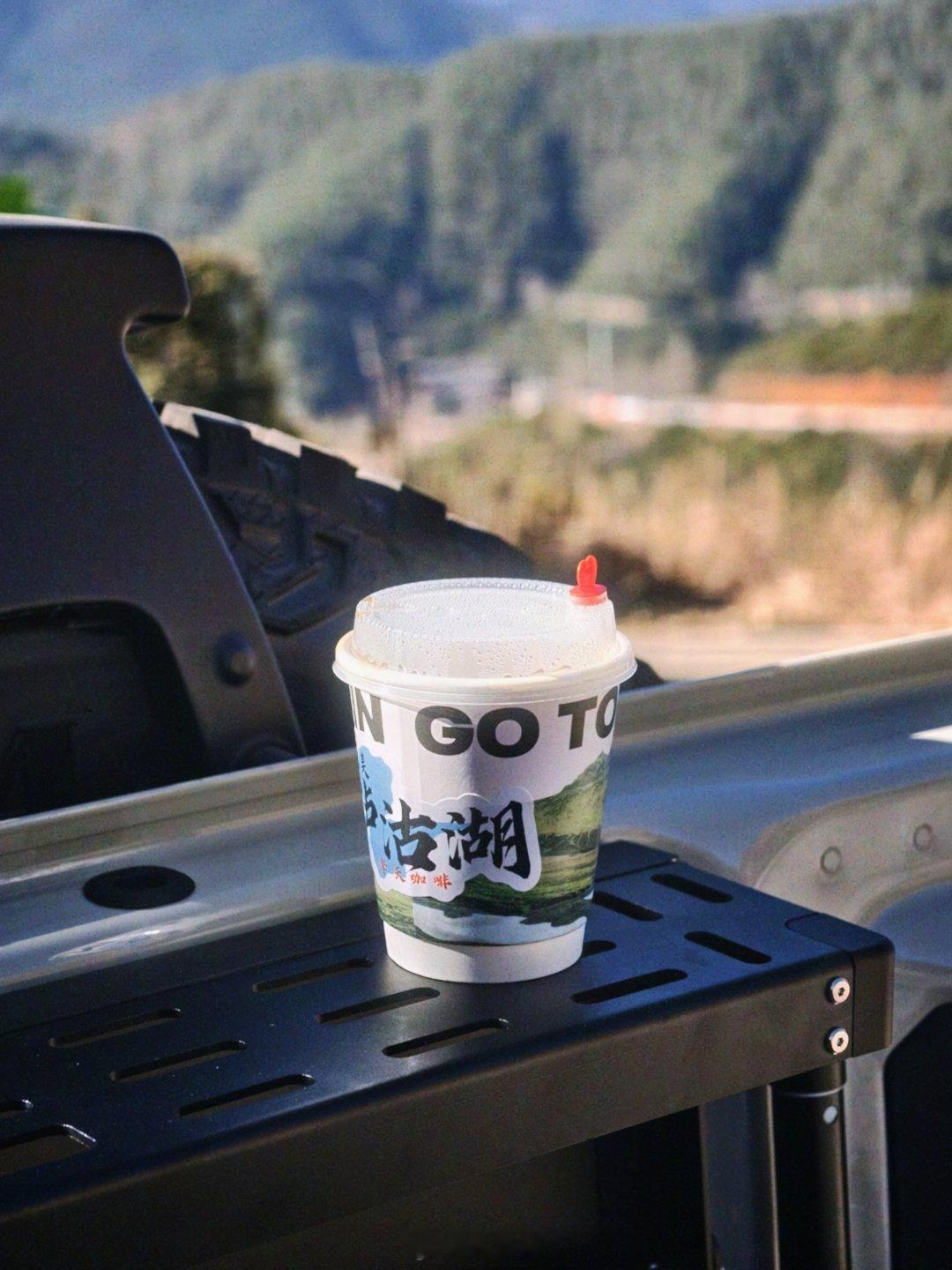 泸沽湖边独品谧啡咖发呆～ ☕ 
