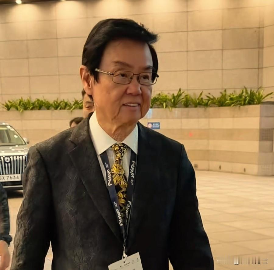 黄百鸣，那个开心鬼老师下个月就80岁了！第30届香港国际影视展上，黄百鸣西装革履