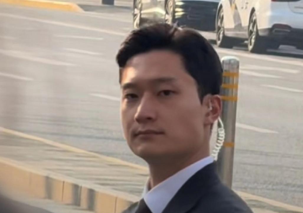 李在明男保镖的颜值帅如韩剧里的男星！1月7日韩总统参观大韩民国旧址，让人想到的是