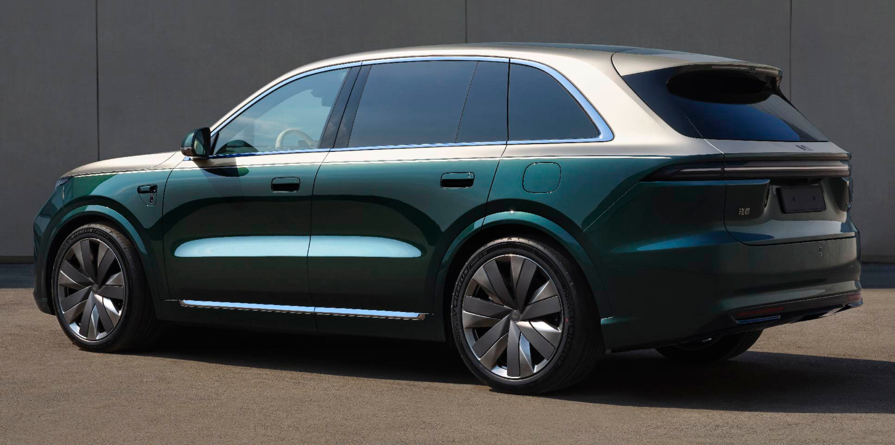 理想这个新的双拼色真不错 