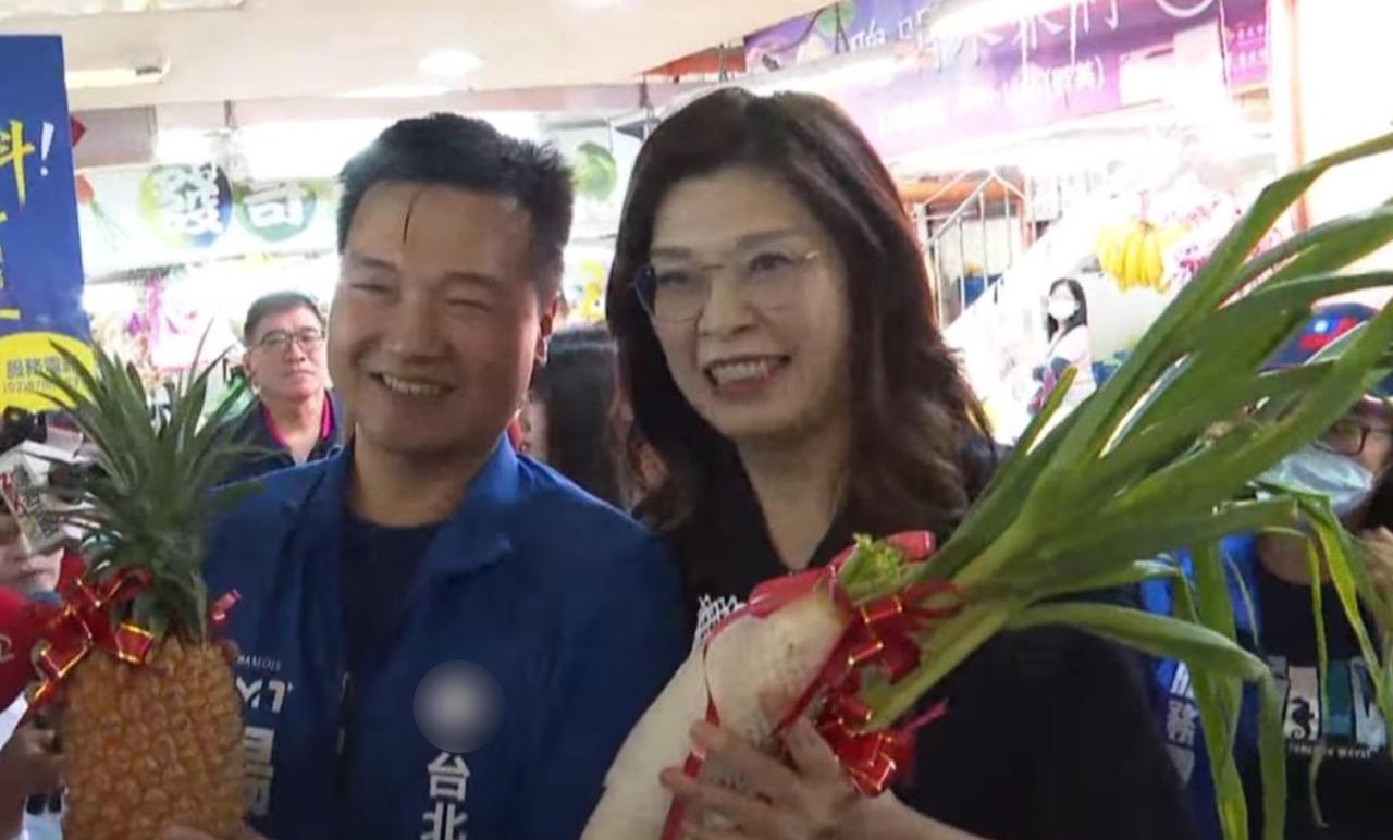 国民党台北市议员杨植斗今（2）日邀请国民党主席郑丽文前往文山区木栅市场扫街拜票，