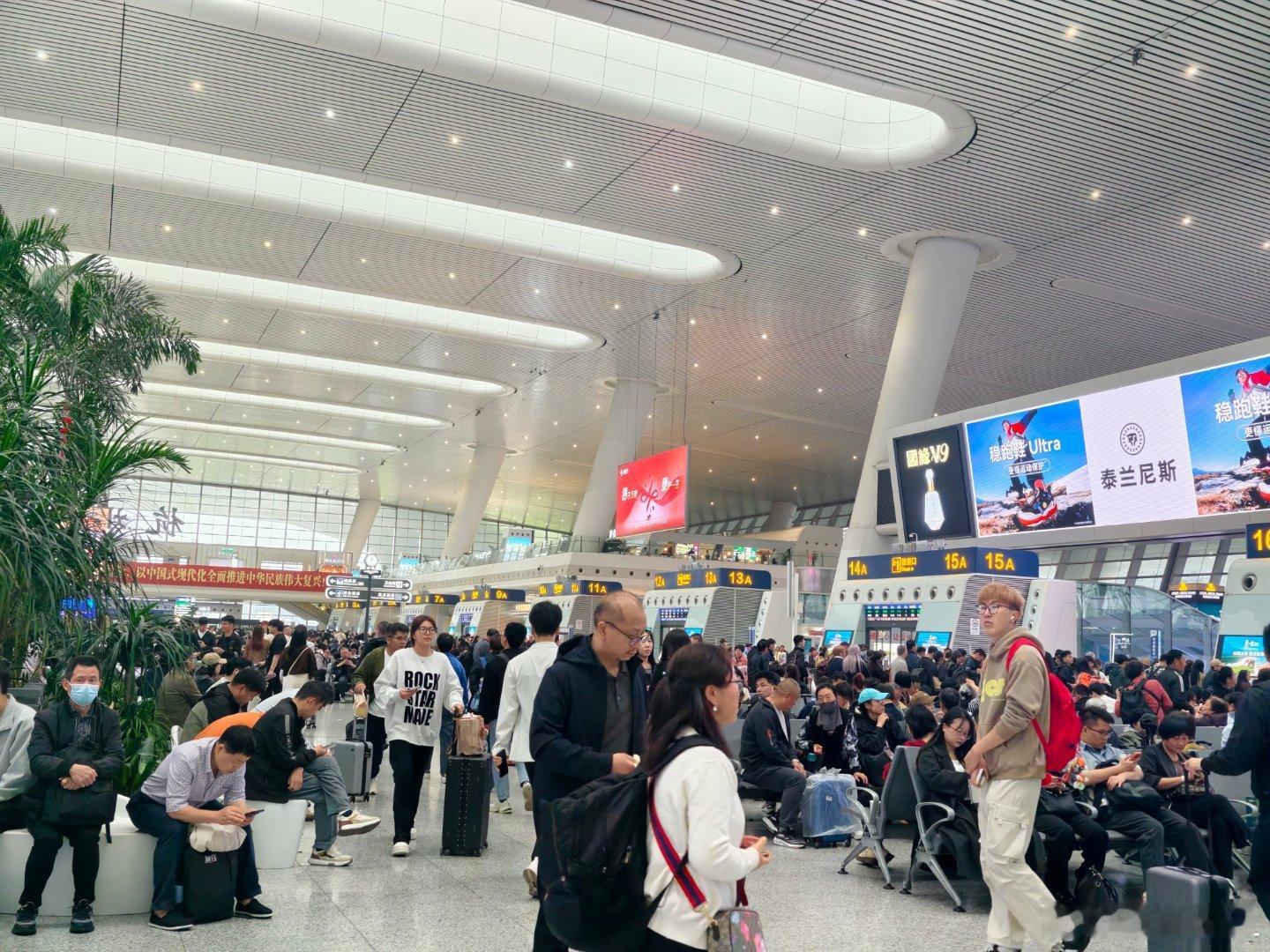 好久没坐高铁了。杭州的高铁站怎么像节假日春运似的？一个位置居然也没有！ 