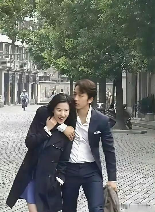 哇塞！
请问，这个帅哥是谁？
跟刘亦菲一起俩人这么放松啊？[比心]