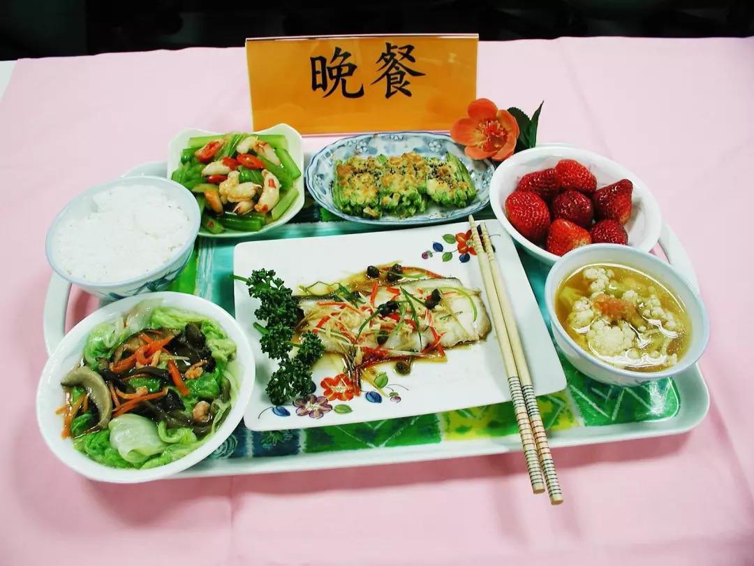 午饭晚饭的隐藏账单：3:4:3能量公式正在清算你的餐桌
上午十点半，写字楼茶水间