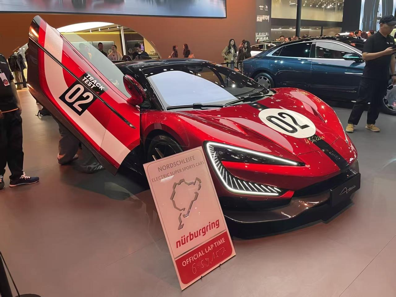 仰望带着 U9X、U7、U8L 鼎世版组团刷存在感，不玩虚的，全是实打实的硬料～