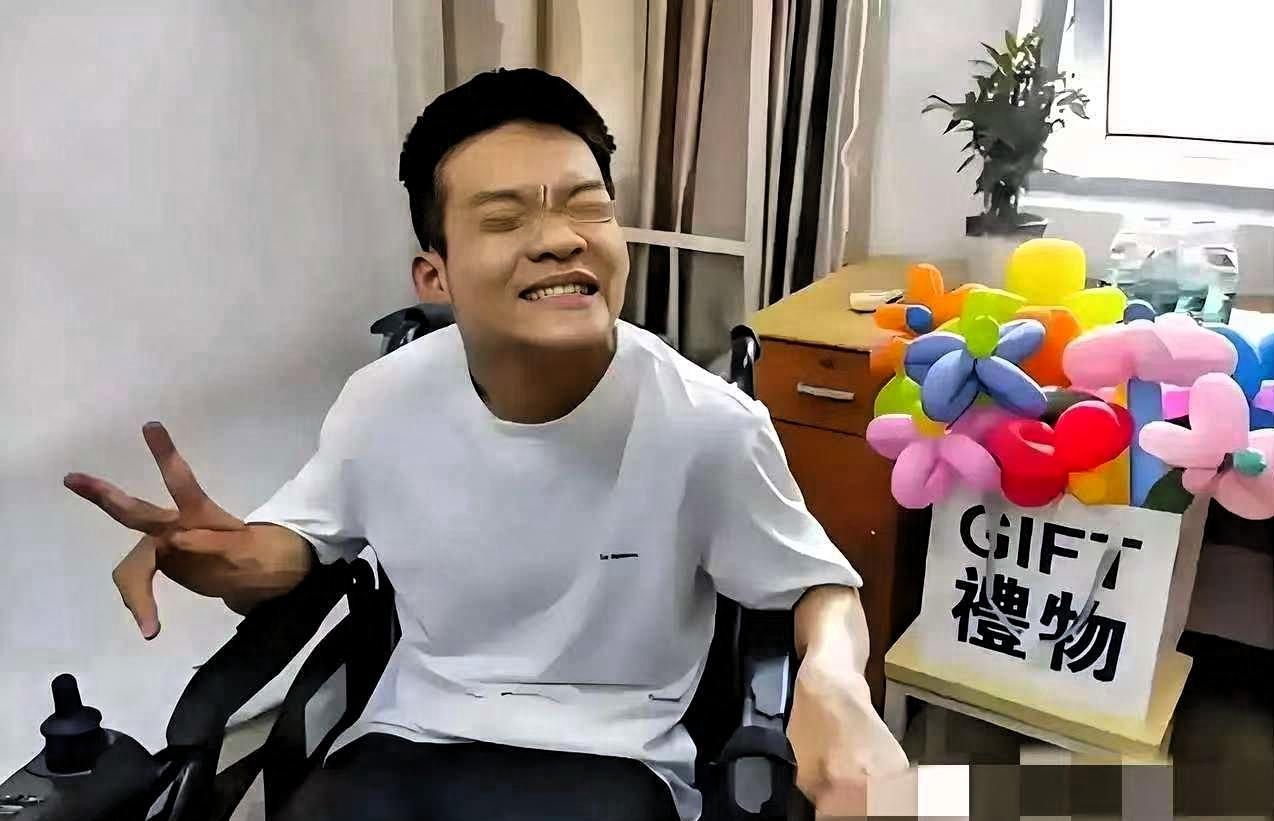 云南一老人为了抱孙子，给脑瘫儿子娶媳妇，谁料，生下两个娃后，他却哭着说：“我真后