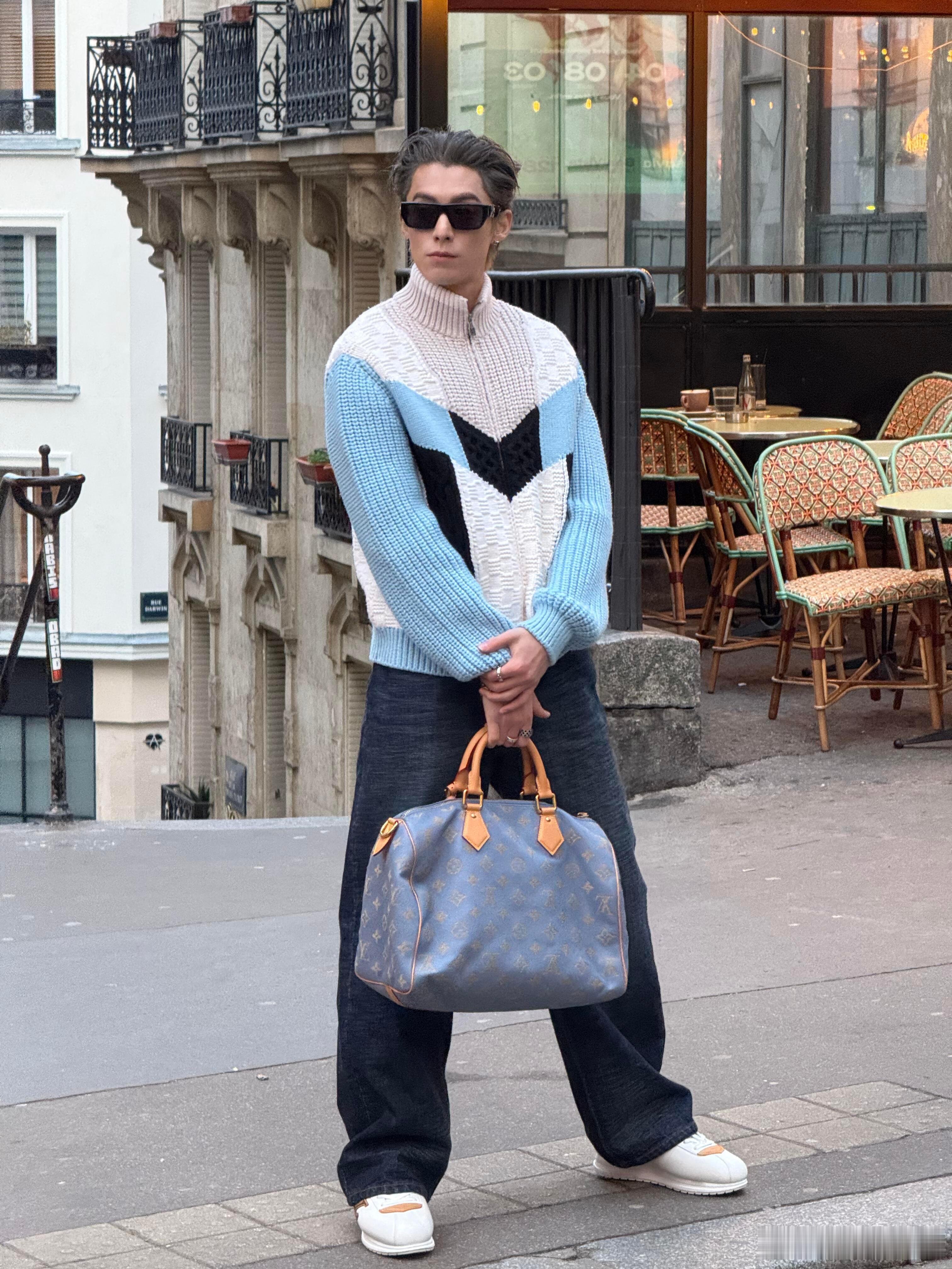 很着迷吧外国小哥外国路人看王鹤棣拍照的表情在家门口偶遇王鹤棣