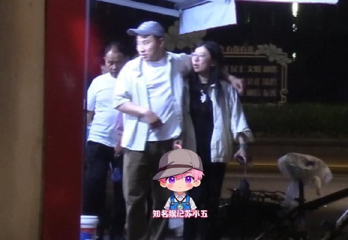 徐志胜和女友感情好徐志胜带女友与父母吃饭线下拍到徐志胜的日常，先是陪同父母吃饭，