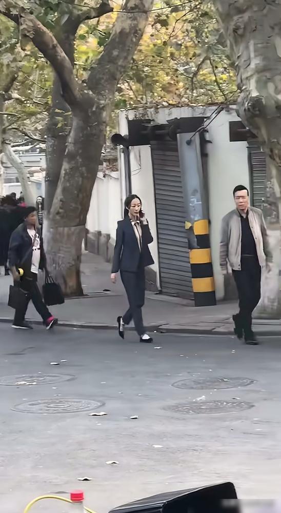 你见过哪个大明星长得像你家楼下修锁的师傅？于和伟就是。他那张脸没棱没角，扔进早高