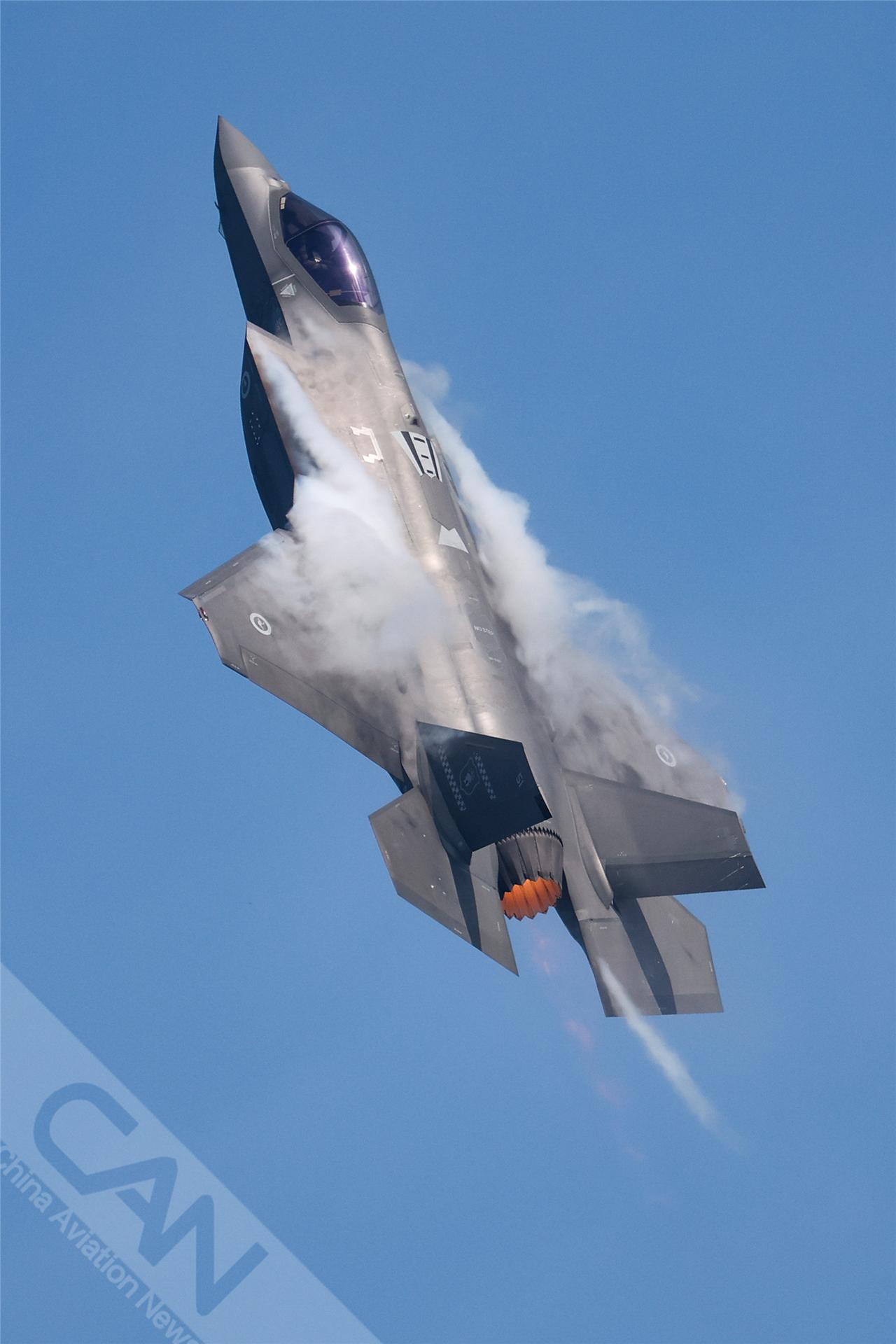 2月3日，第十届新加坡航展开幕。在此前的媒体预演中，一架澳大利亚皇家空军F-35