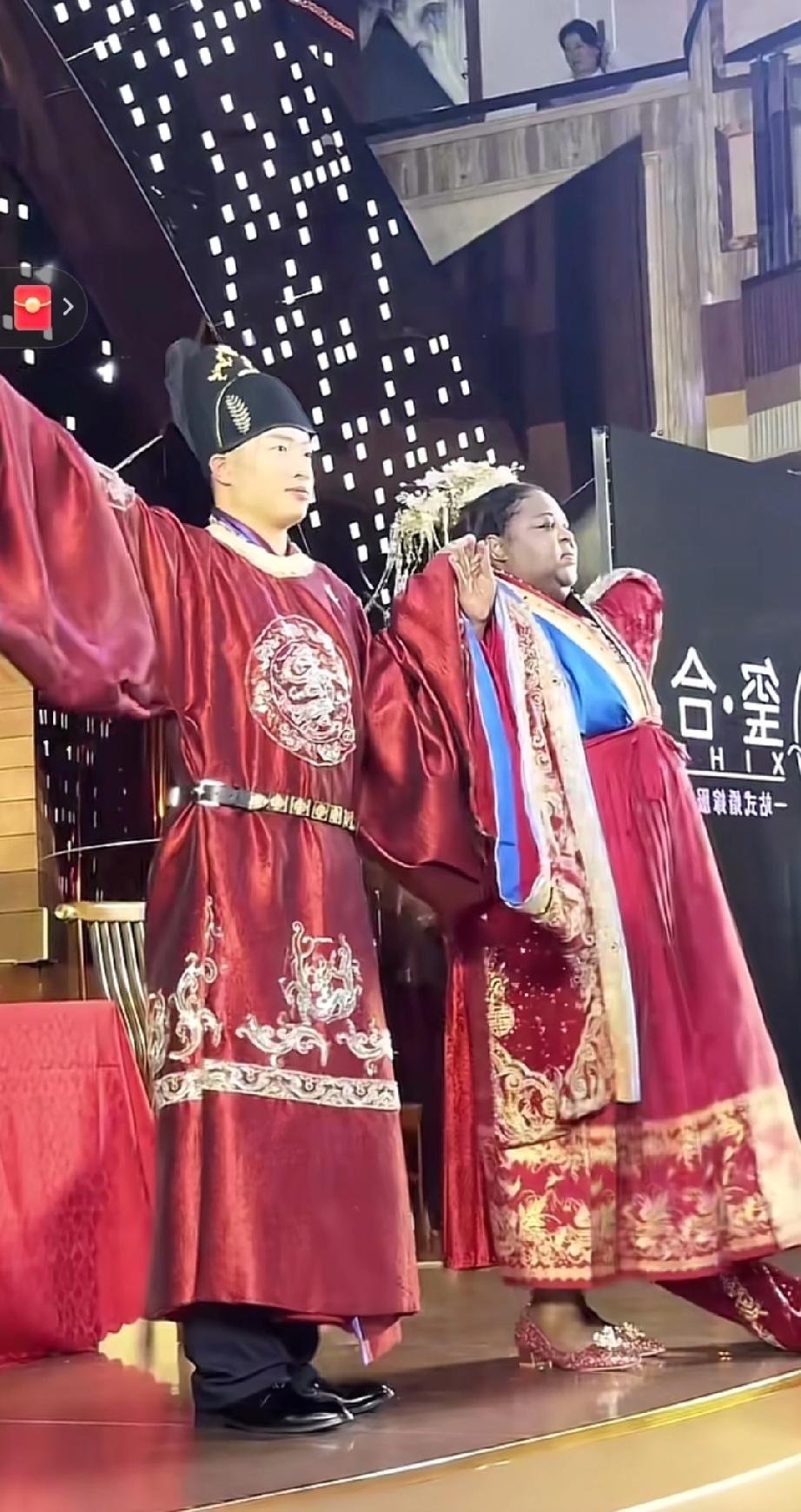 娶大20岁黑人新娘？山东小伙婚礼现场被围观！两人站一起像父女，网友吵翻了。可新郎