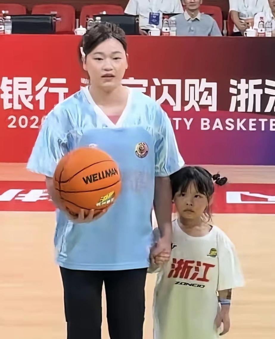 发现了没有，
全红婵有一个非常明显的变化，
不是她变漂亮了，而是她的整个身形，变