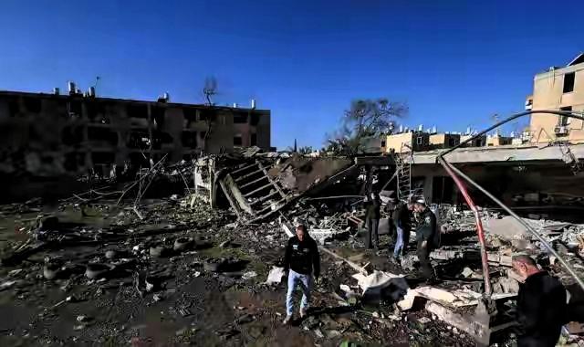 伊朗那层号称“金钟罩”的防空网，这回算是彻底破功了！

两枚伊朗重型导弹如同穿糖