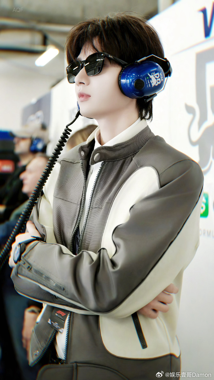 呜呜呜太帅啦我们淇淇，卷毛和机车造型反差感拉满咯！[舔屏][舔屏]娱乐娱乐[超话