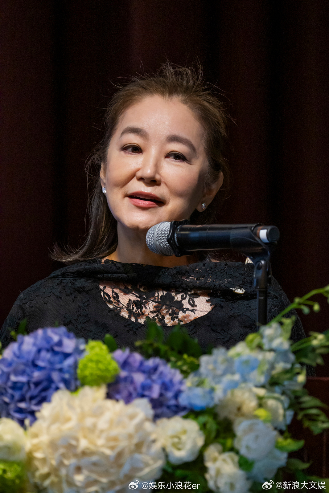 林青霞在追思会戴的围巾是施南生送的 8月2日，施南生追思会举行，林青霞说戴的围巾