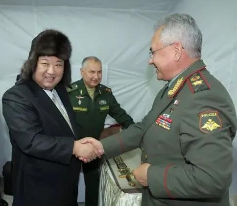 金正恩访俄期间见了俄罗斯国防部长绍伊古，绍伊古送给了金同志一顶毛皮帽子，金正恩当