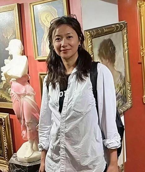 51岁的徐静蕾素颜微胖地在超市蹲地比价燕麦片，身边是头发花白却依旧形影不离的黄立
