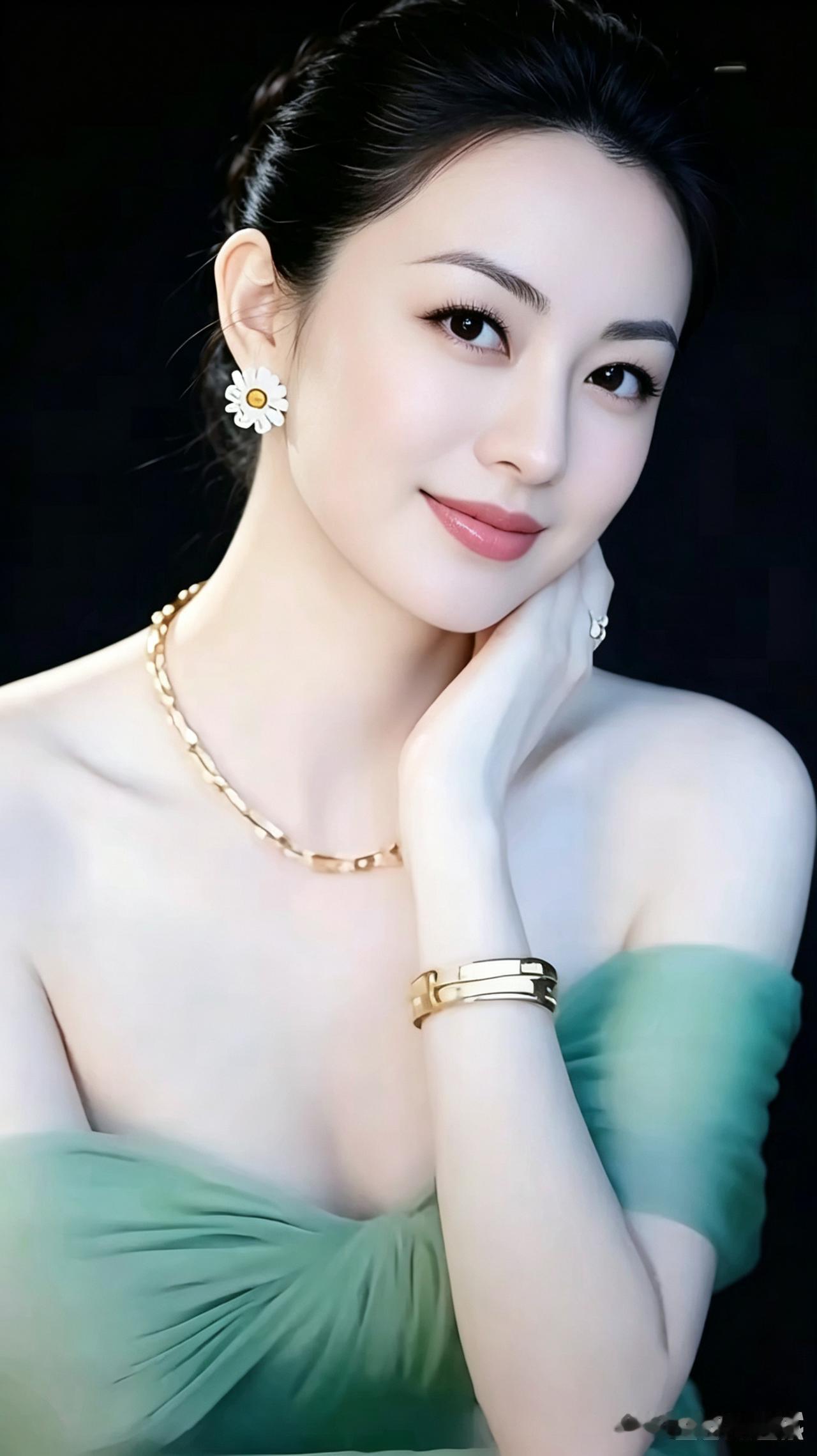 倩影娉婷立晚风，容颜温婉韵千重
青丝曼舞风姿俏，一抹温柔醉浅冬