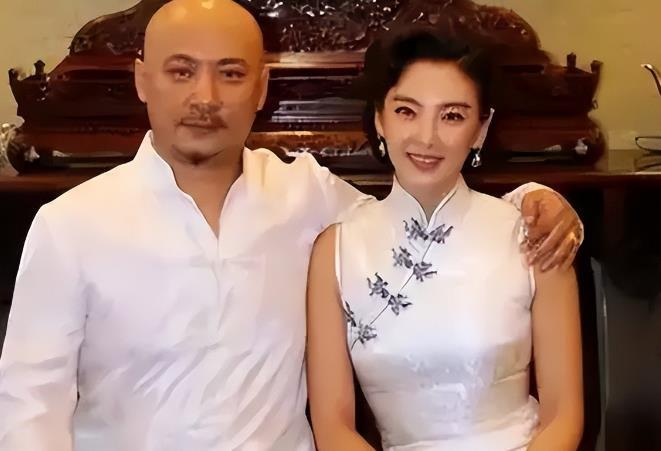 塌房预警！800 块毁一生，名导连续 3 天嫖娼，张雨绮及时止损太明智

  王